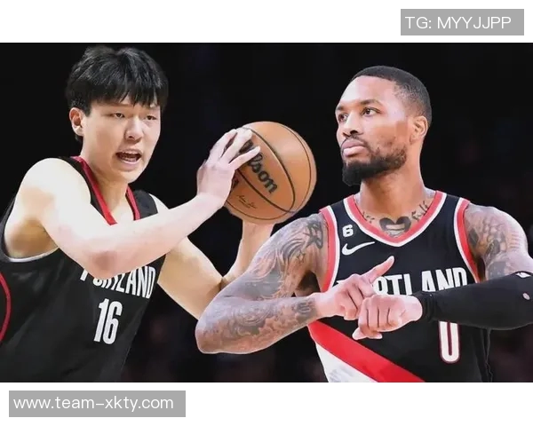 开拓者社区活动精彩瞬间杨瀚森与利拉德亲密互动回馈球迷